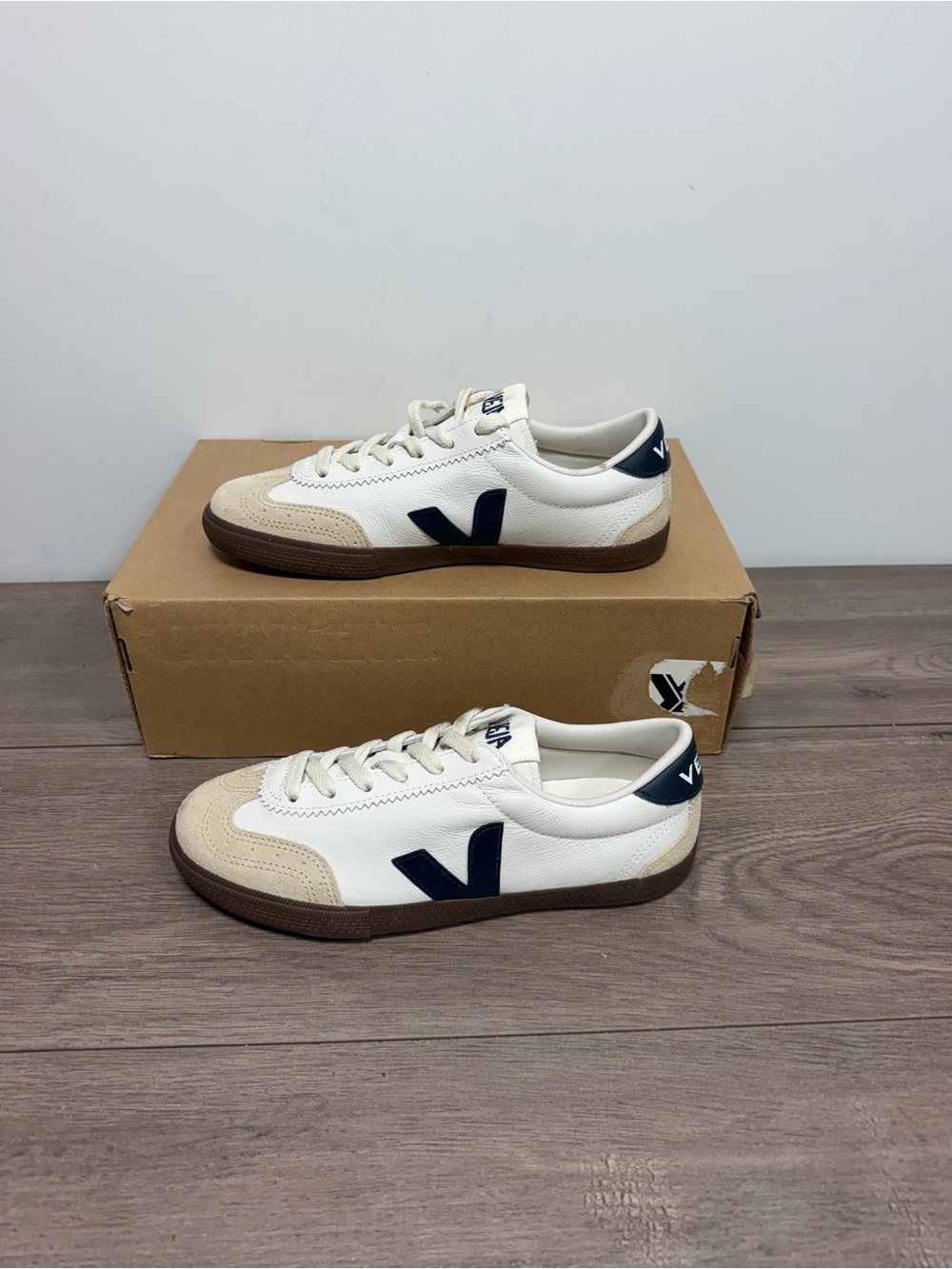 Used women Veja Volley Leather Sneakers size 7